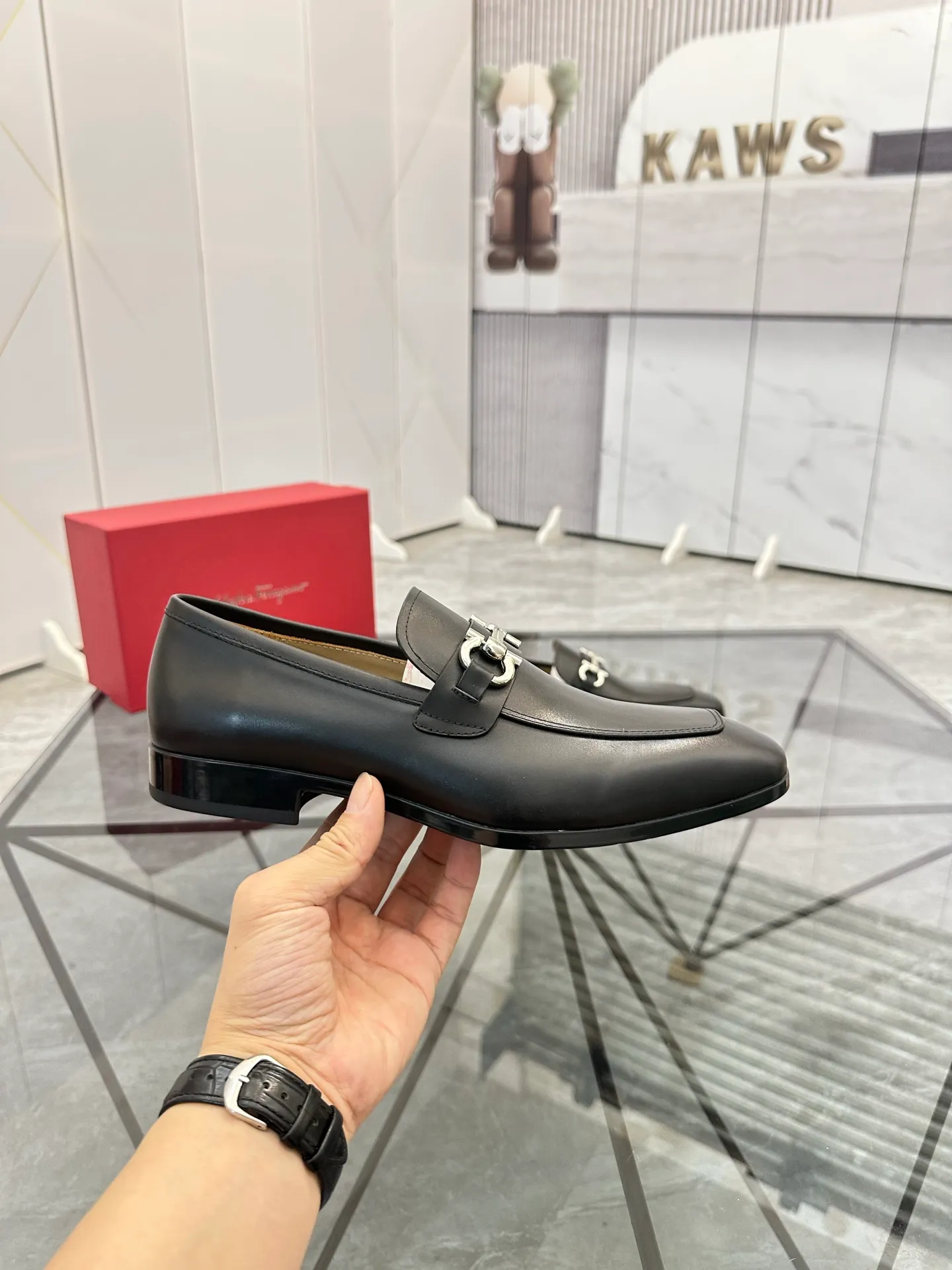 Men's shoes: 💰P640¥ High-end quality Product trademark: Ferragamo* "Ferragamo*" leather shoes Regular size: 38-44 (can be customized to 45.46.) Product materials: imported first-layer cowhide leather upper, cowhide lining, original outsole. Number: 688